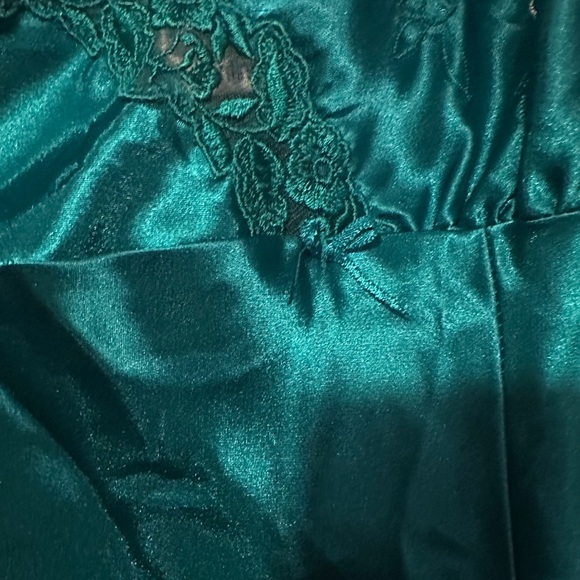 Satin dress with lace, floral embroidery, and a small bow. Adjustable straps - Picture 3 of 5